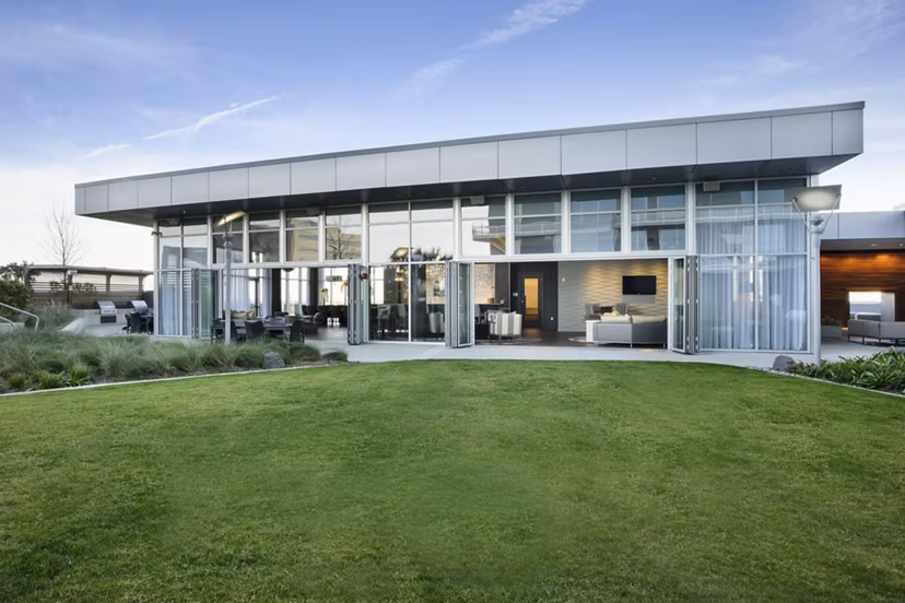 Courtyard area with lush greenery and seating at 2929 Weslayan Apartments, a luxury community