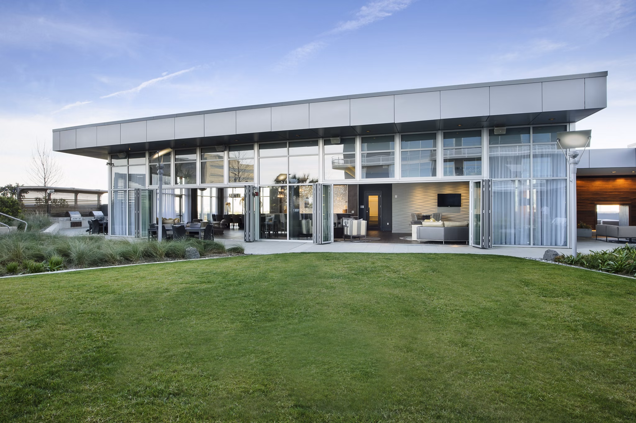 Courtyard area with lush greenery and seating at 2929 Weslayan Apartments, a luxury community