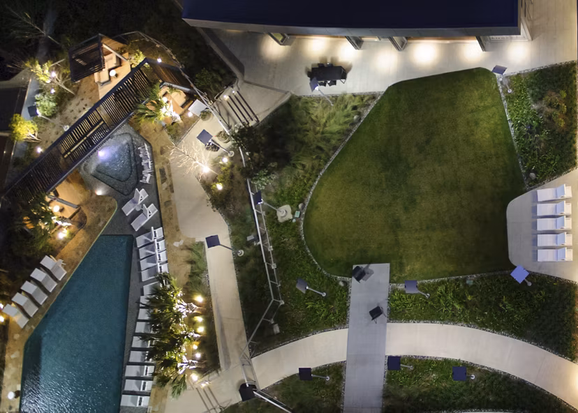 Tranquil courtyard with lush greenery at 2929 Weslayan Apartments in Houston, featuring seating areas for relaxation and community gatherings