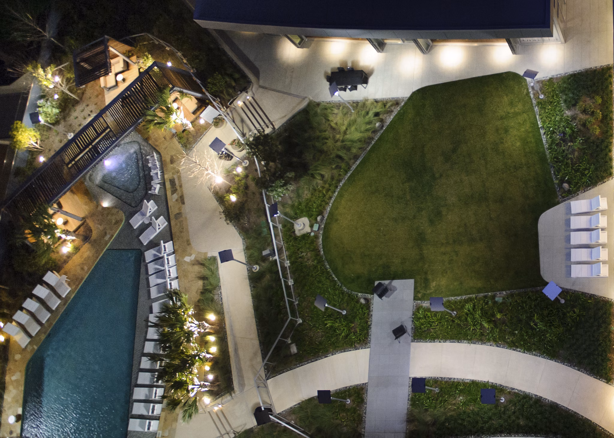 Tranquil courtyard with lush greenery at 2929 Weslayan Apartments in Houston, featuring seating areas for relaxation and community gatherings