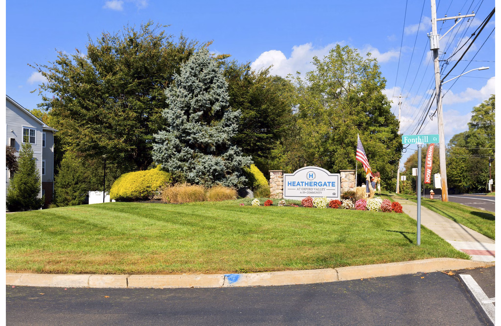 HeatherGate at Oxford Valley Apartments signage: Modern luxury apartments in scenic Oxford Valley location