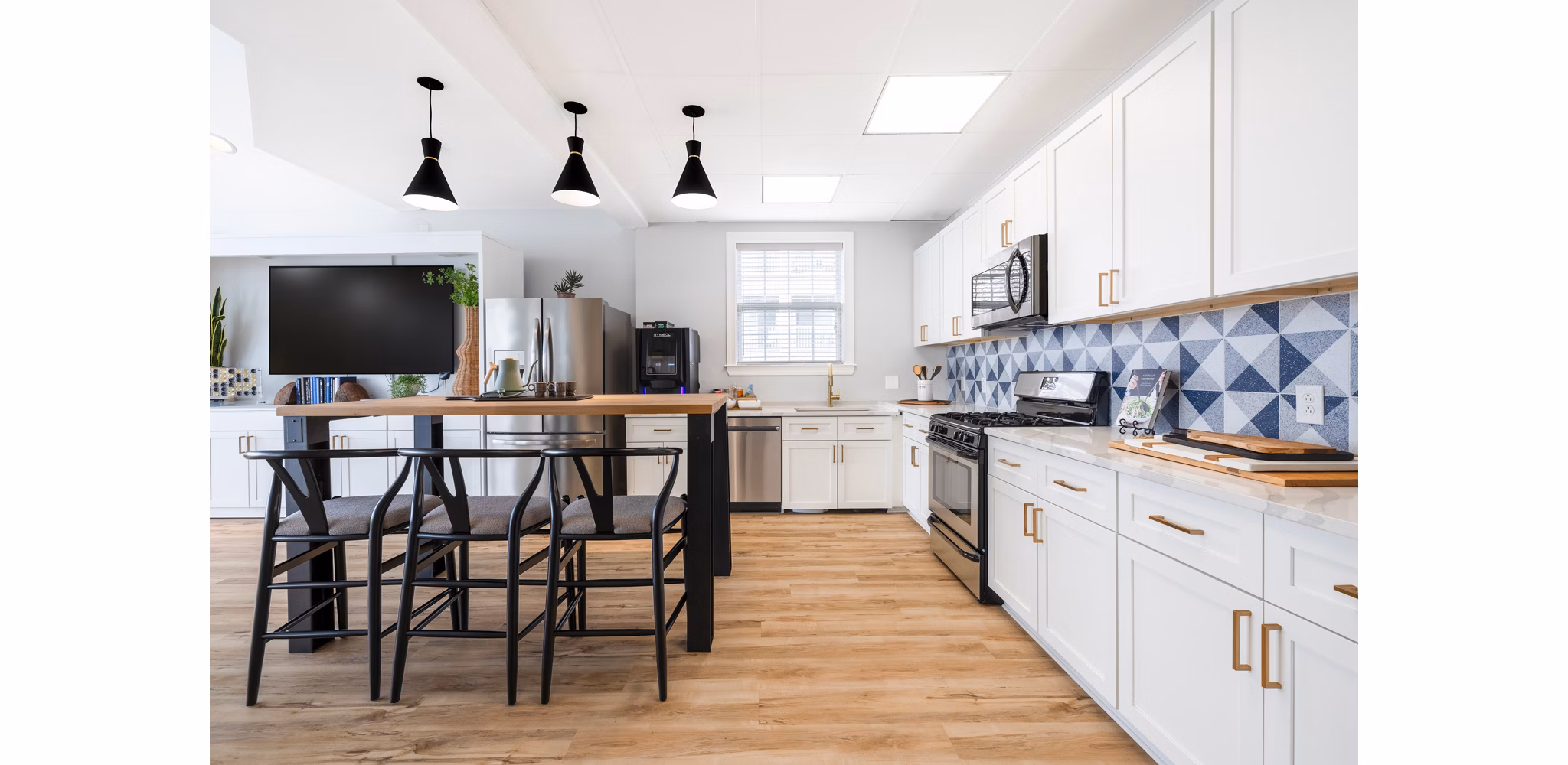 HeatherGate at Oxford Valley: Modern kitchen with sleek countertops and stainless steel appliances in luxury apartments