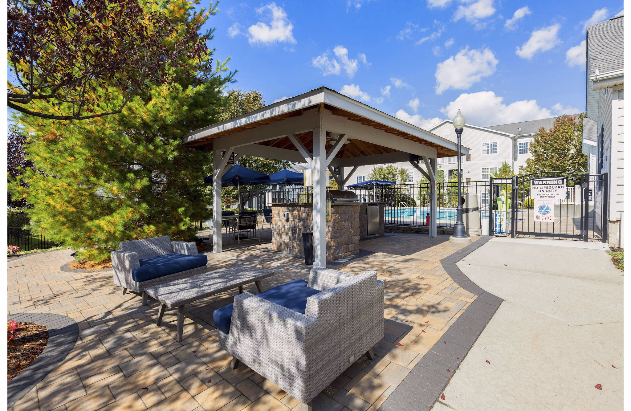 Courtyard garden with curated landscaping at HeatherGate at Oxford Valley Apartments