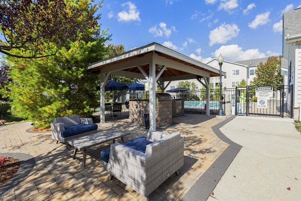 courtyard at HeatherGate at Oxford Valley Apartments