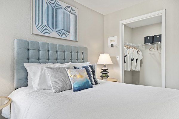 Modern bedroom with elegant decor at Morada Grande Apartments, highlighting luxury living