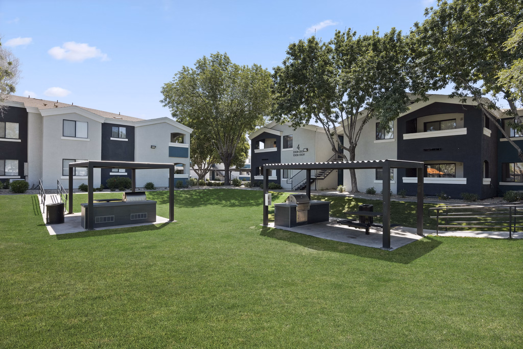 Grill area with modern barbecue stations at Morada Grande Apartments