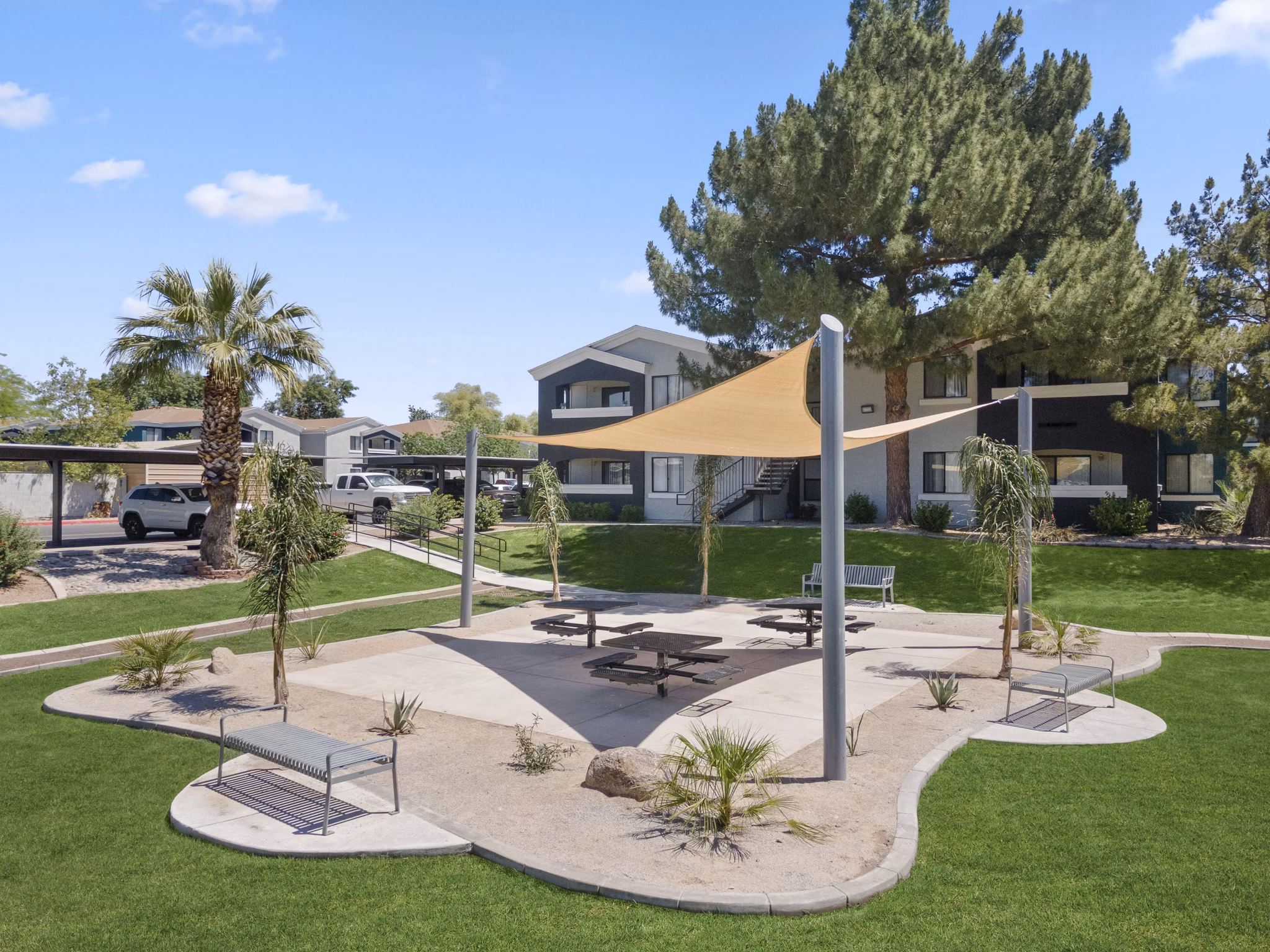 Morada Grande Apartments: Serene courtyard with lush greenery and seating areas, perfect for relaxation and social gatherings