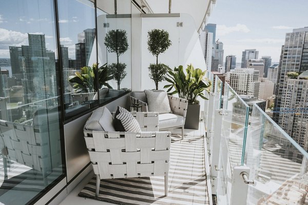 Expansive patio with outdoor seating at REN Apartments