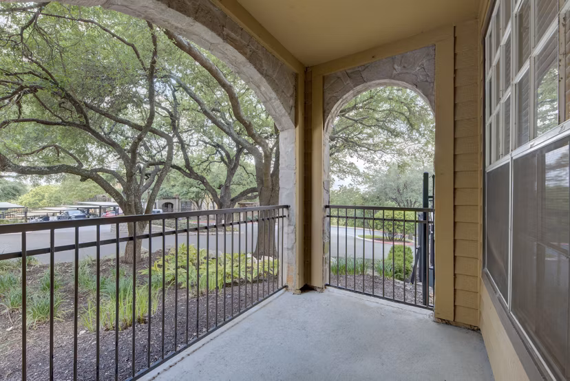 Outdoor patio with modern seating at Preston Peak Apartments, perfect for relaxation and entertainment