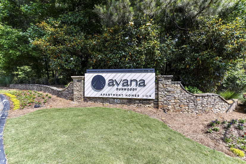 Avana Dunwoody Apartments: Sleek signage marking entrance to luxury residences in Dunwoody