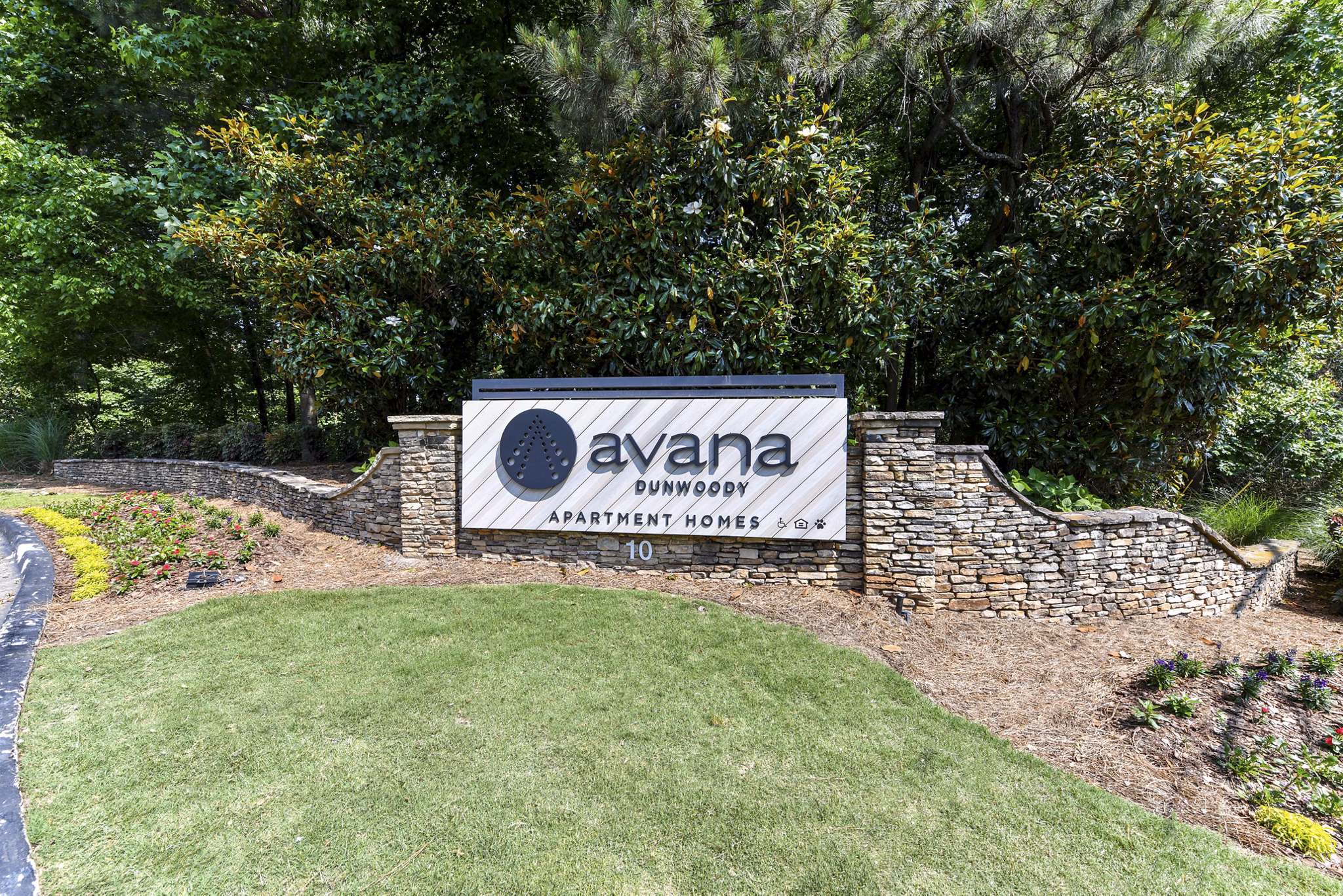 Avana Dunwoody Apartments: Sleek signage marking entrance to luxury residences in Dunwoody