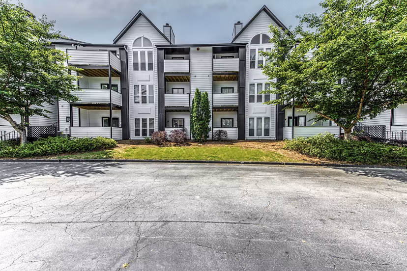 Avana Dunwoody Apartments: Contemporary view of stylish apartments in vibrant Dunwoody neighborhood
