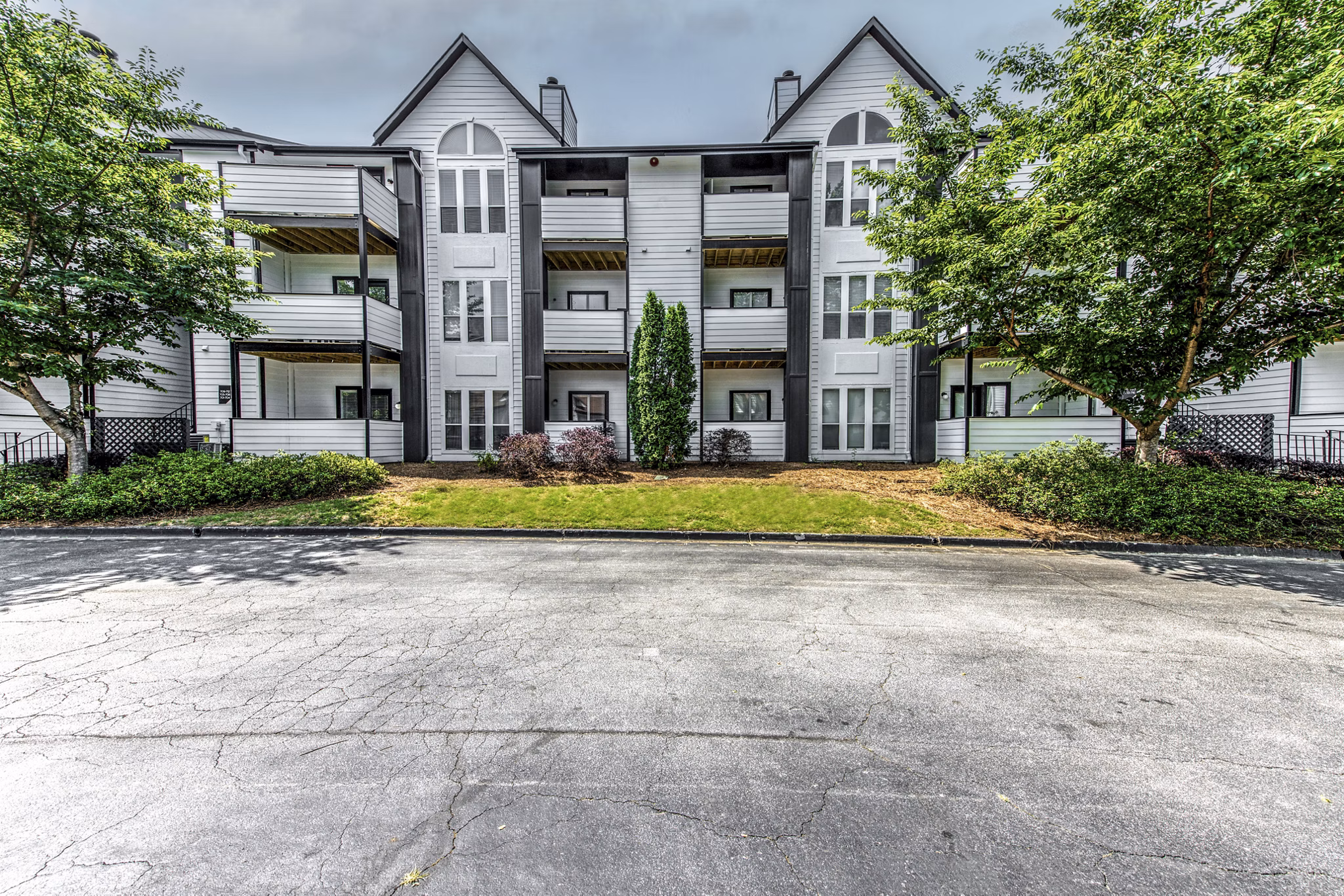 Avana Dunwoody Apartments: Contemporary view of stylish apartments in vibrant Dunwoody neighborhood