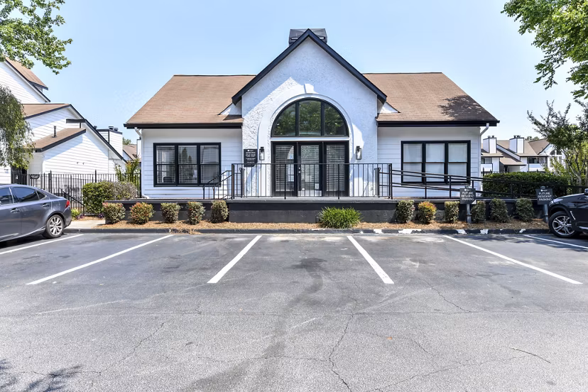 Avana Dunwoody: Elegant of luxury apartments surrounded by lush greenery in Dunwoody