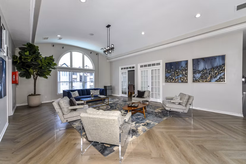 Modern clubhouse with stylish seating and entertainment area at Avana Dunwoody Apartments