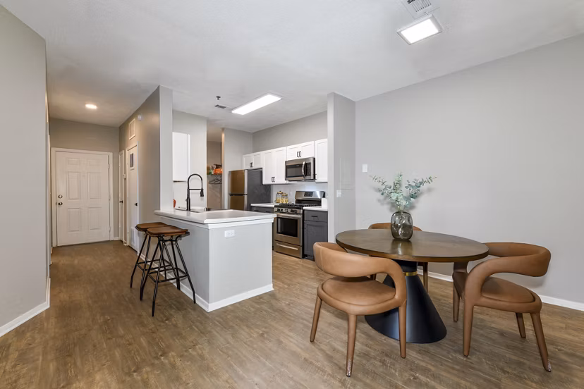 Dining area with modern furnishings at Avana Dunwoody luxury apartments