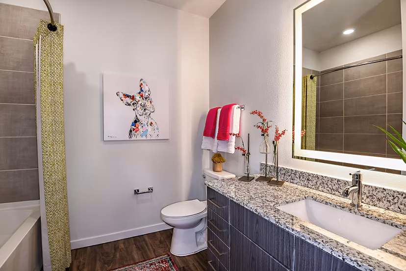 Kestra Apartments: Modern bathroom with a walk-in shower and marble countertops