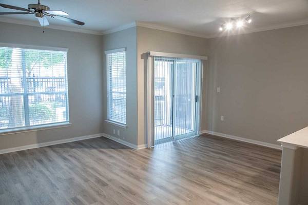 dining area at Oasis at Piney Point Apartments