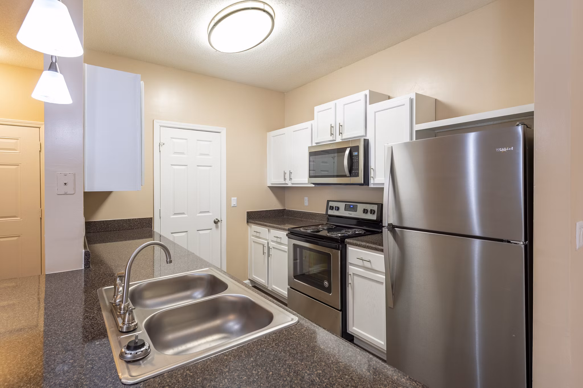 Kitchen with modern appliances and granite countertops in Mainstreet at Conyers Apartments