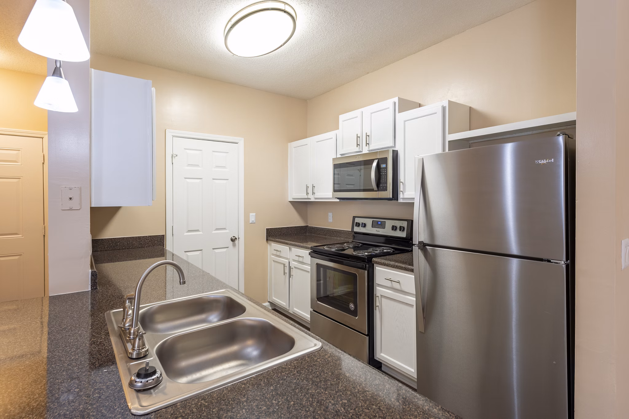 Kitchen with modern appliances and granite countertops in Mainstreet at Conyers Apartments