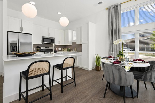 dining area at Everleigh Vernon Hills Apartments 