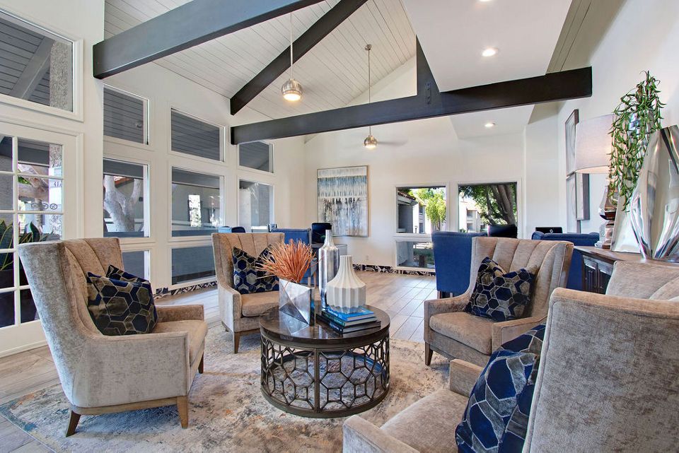 Clubhouse with modern furnishings and open seating at Avana Cordoba Apartments