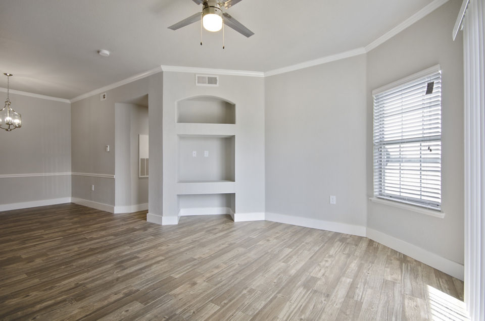 Spacious living room with modern decor in Siena Apartments