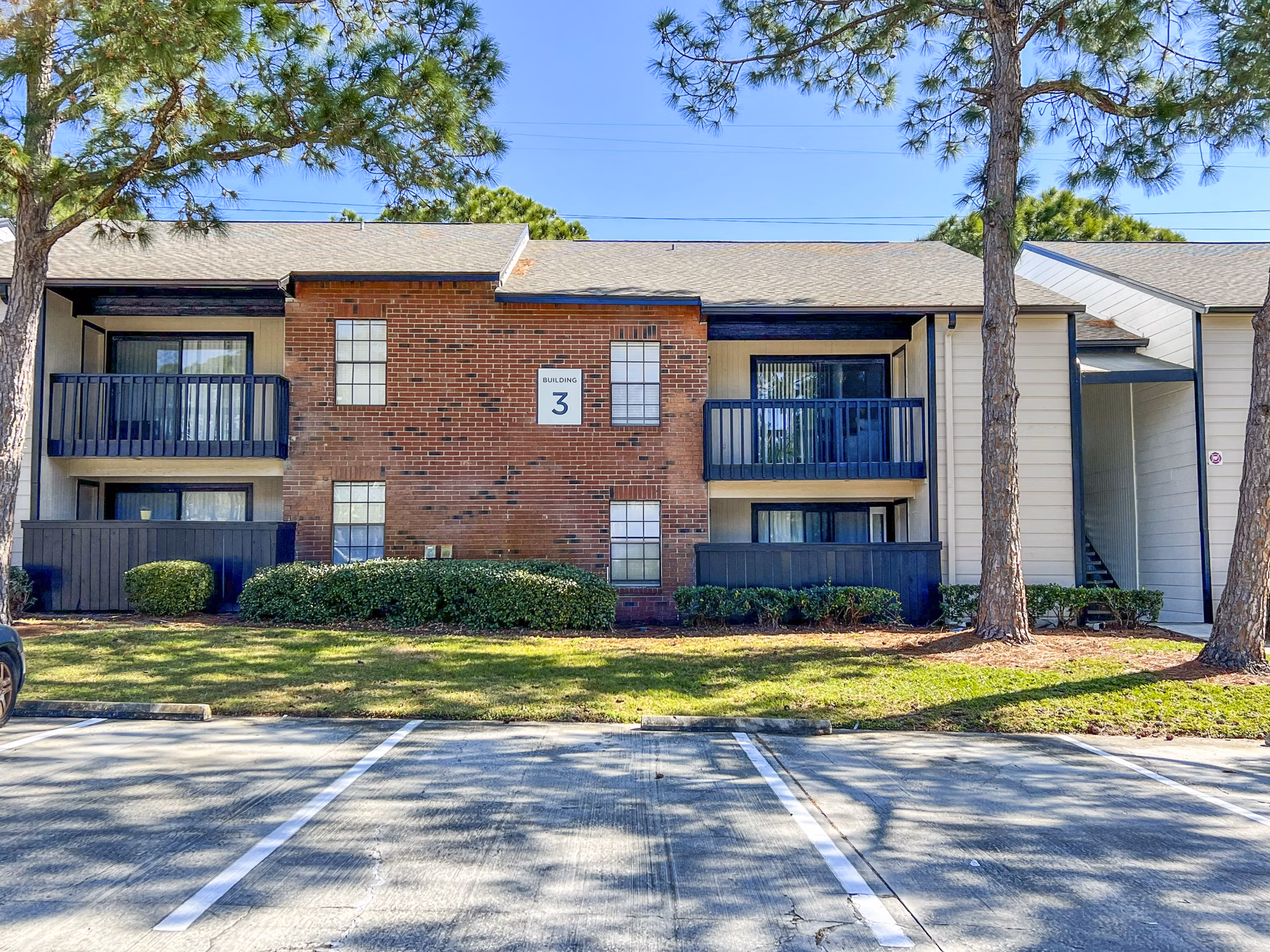 Avana Coachman Apartments: Elegant building in Clearwater, featuring lush landscaping and modern design