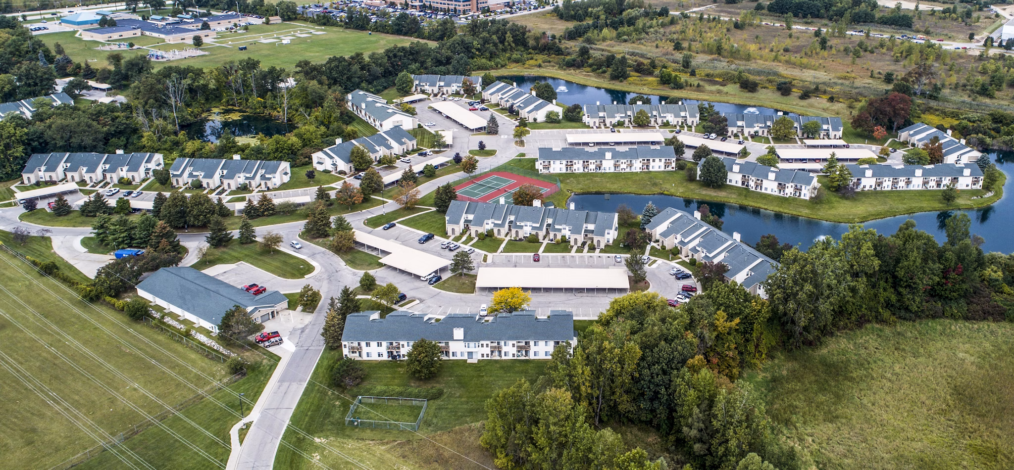 Hidden Lakes Apartments: Elegant of luxury apartments surrounded by lush greenery