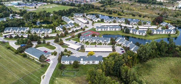 Hidden Lakes Apartments: Elegant of luxury apartments surrounded by lush greenery