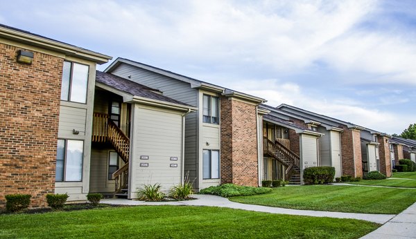 Oak Hill Apartments: Contemporary apartment building with lush landscaping in suburban Atlanta