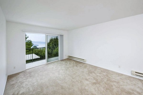 living room at Summit at Sausalito Apartment