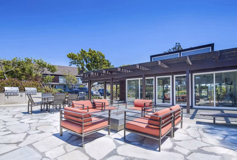 grill area/patio at Summit at Sausalito Apartments