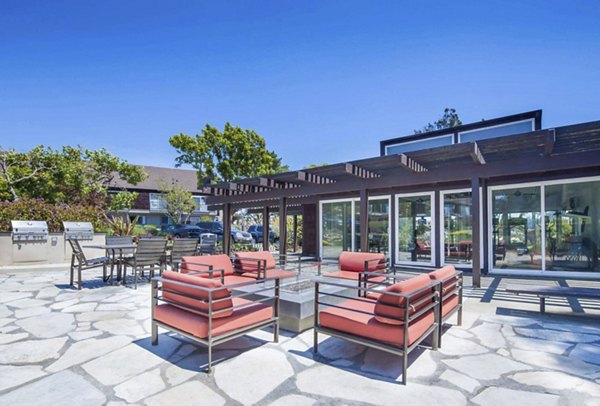 grill area/patio at Summit at Sausalito Apartments