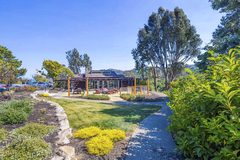 grill area/patio at Summit at Sausalito Apartments