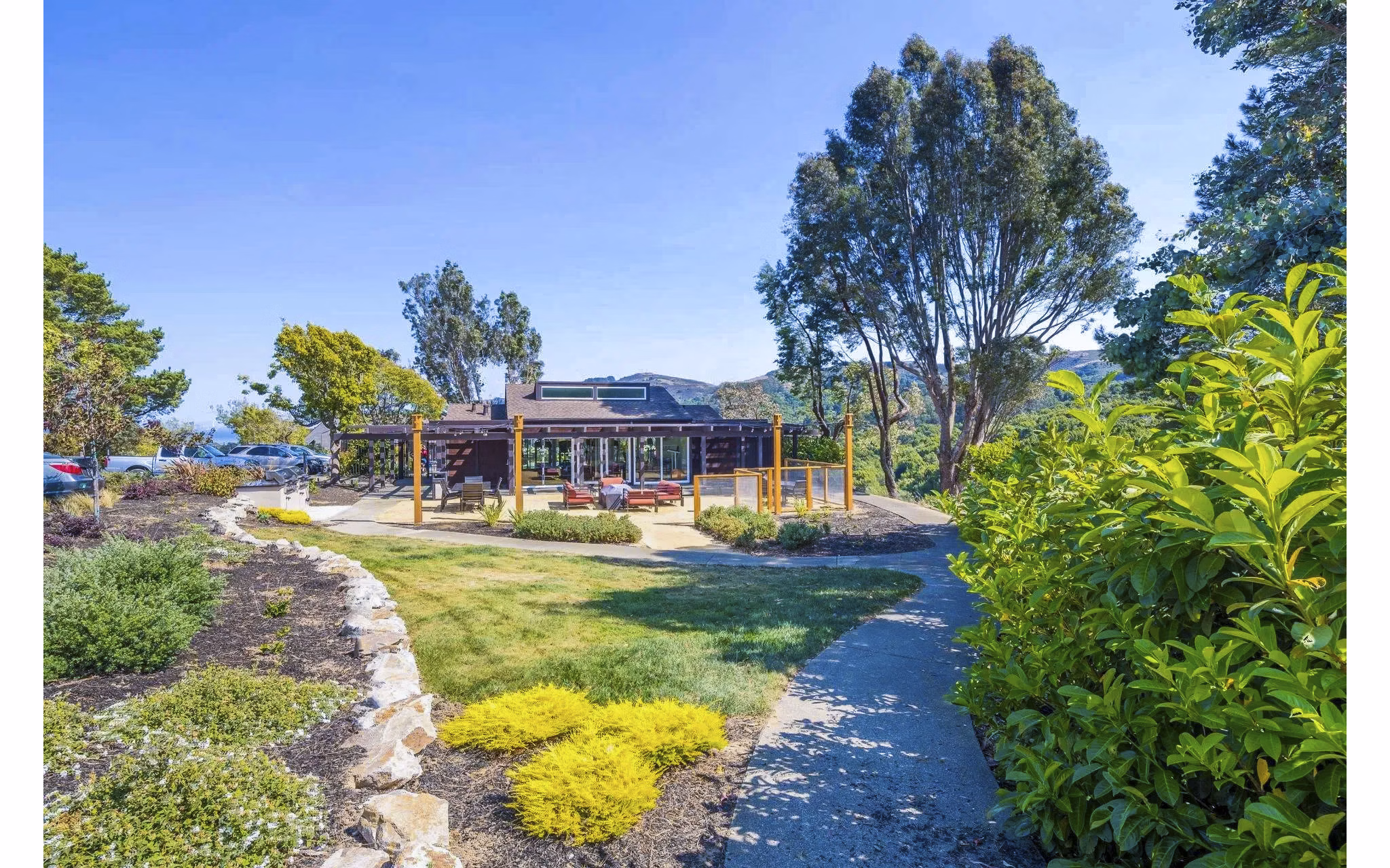 grill area/patio at Summit at Sausalito Apartments