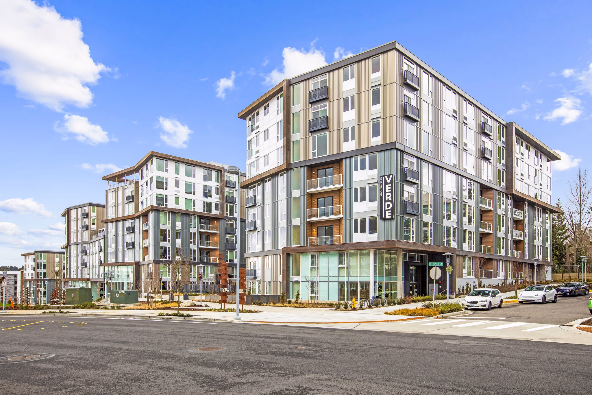 Verde Esterra Park: Elegant mid-rise luxury apartments with landscaped gardens in Redmond