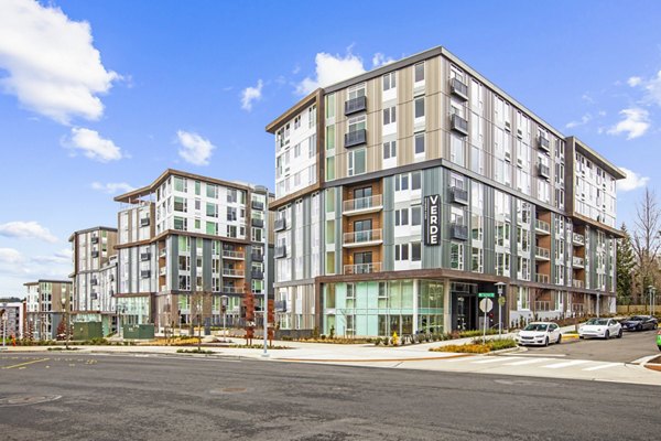 Verde Esterra Park: Elegant mid-rise luxury apartments with landscaped gardens in Redmond