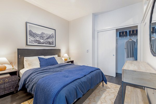 Tranquil bedroom with modern furnishings at Verde Esterra Park Apartments in a serene setting, ideal for relaxation and comfort