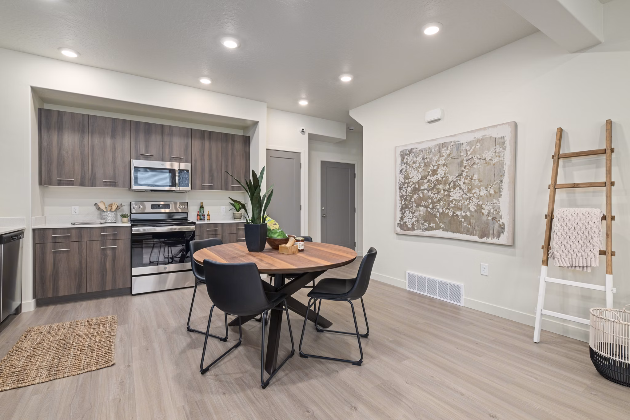 dining room at Sky Meadow Villas Apartments