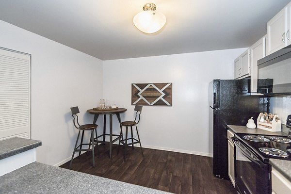 dining area at Maryland Park Apartments