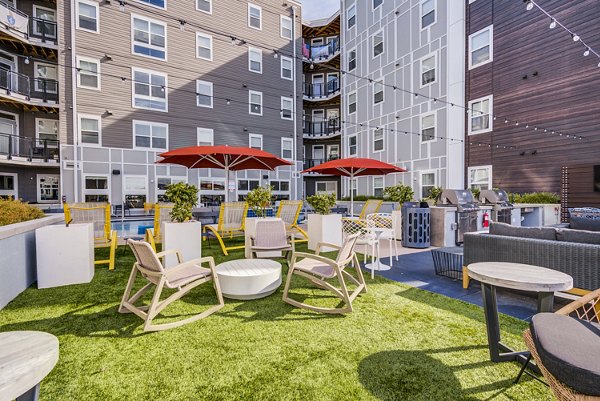 grill area/pool at Union Tuscaloosa Apartments