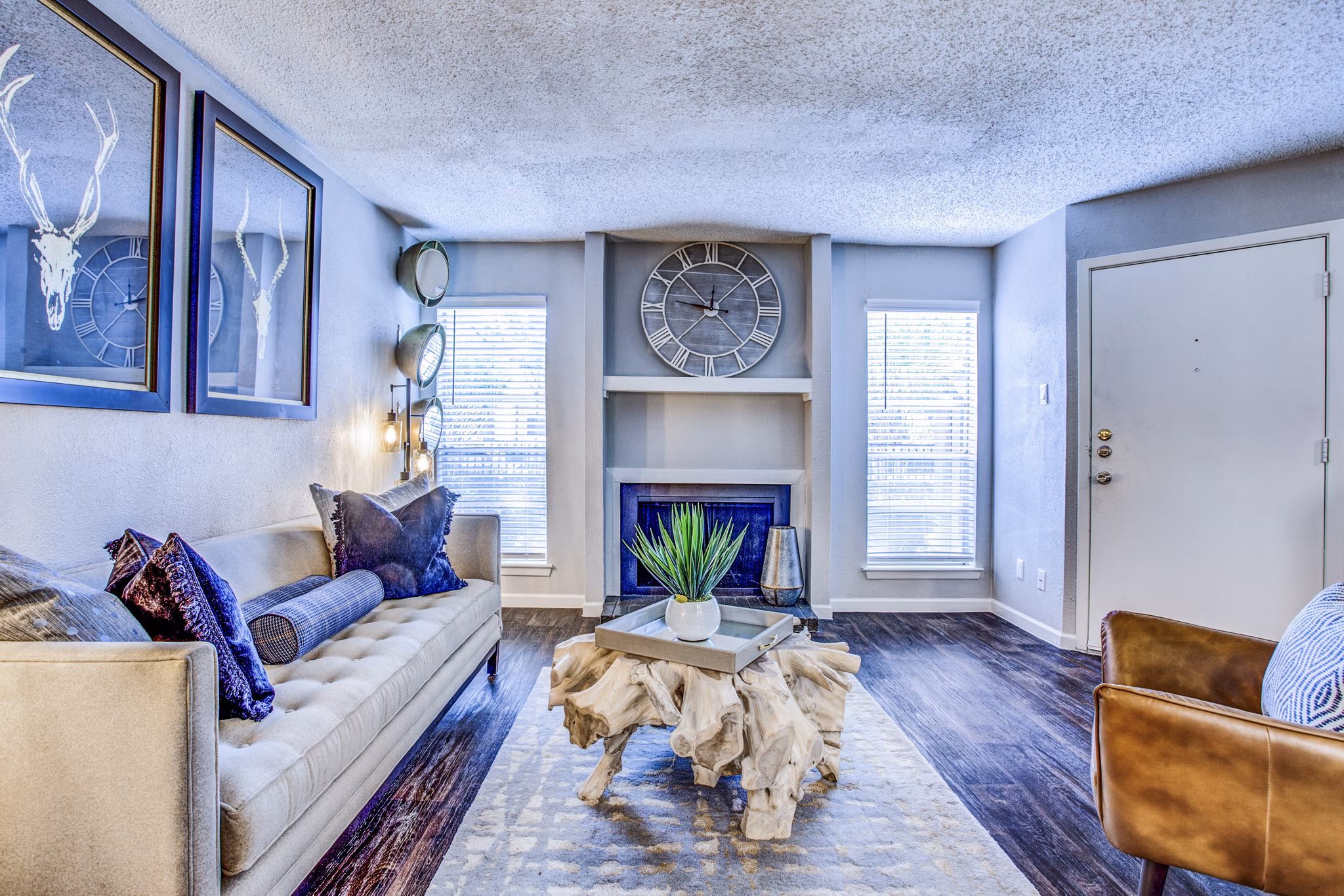 Modern living room with stylish furnishings at The Oakley Apartments in Arlington, TX.