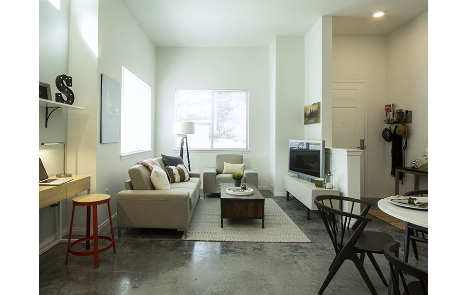 Spacious living room with contemporary furnishings in Spencer 68 Apartments