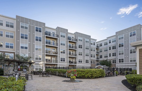 courtyard area at Solis Gainesville Apartments