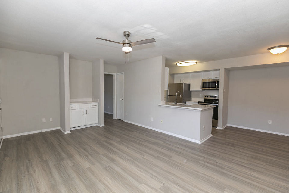Elegant living room with modern furnishings at Ridgemont at Stringers Ridge Apartments
