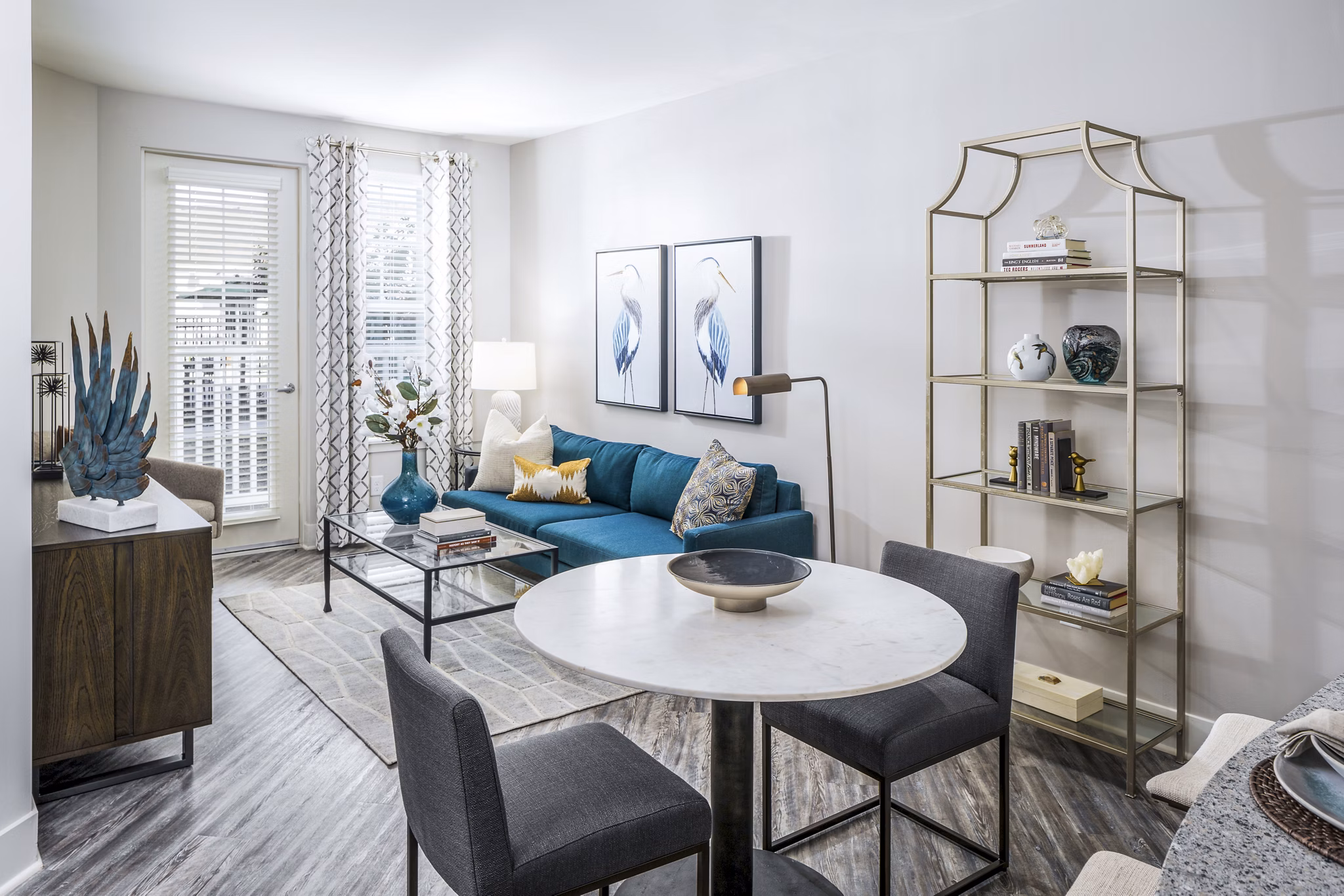 Spacious living room with modern furnishings at Album Indian Lake Apartments