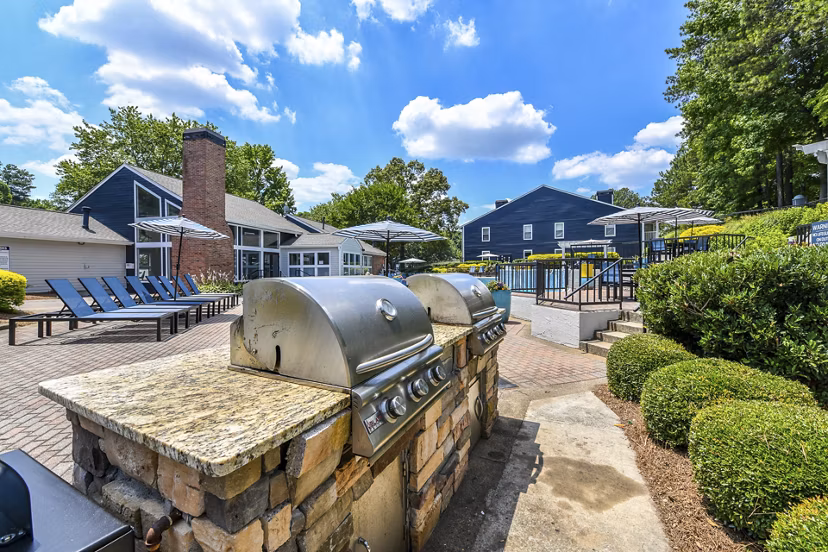 Outdoor grill area with modern seating at Avana Powers Ferry Apartments, perfect for social gatherings and enjoying the outdoor ambiance