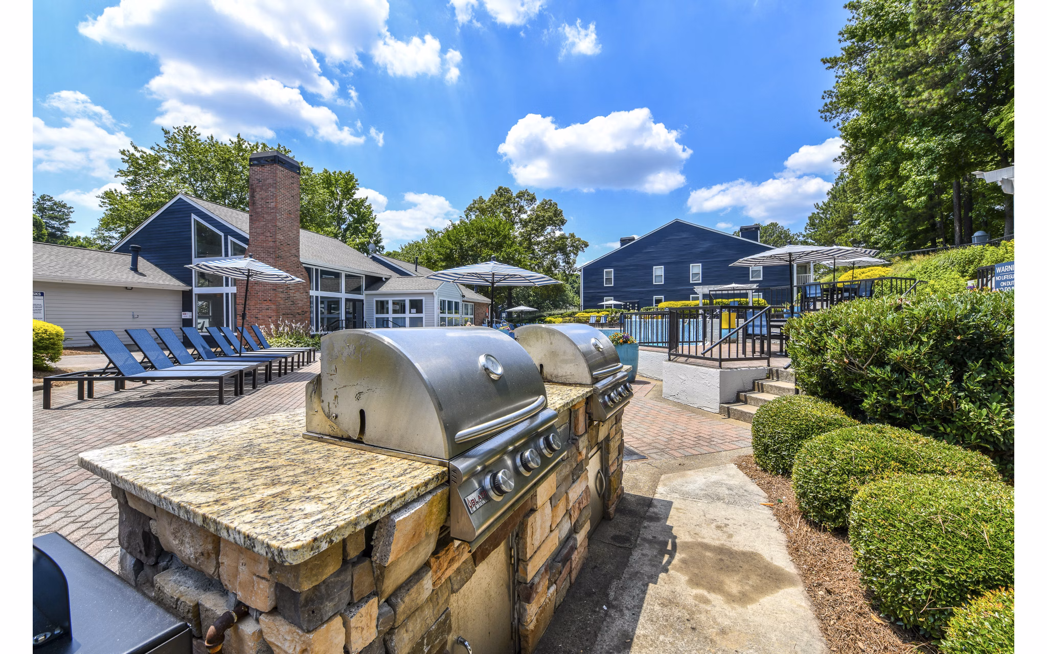 Outdoor grill area with modern seating at Avana Powers Ferry Apartments, perfect for social gatherings and enjoying the outdoor ambiance