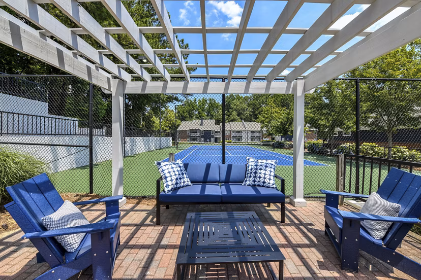Tranquil courtyard with lush greenery at Avana Powers Ferry Apartments, offering a serene escape in a bustling neighborhood